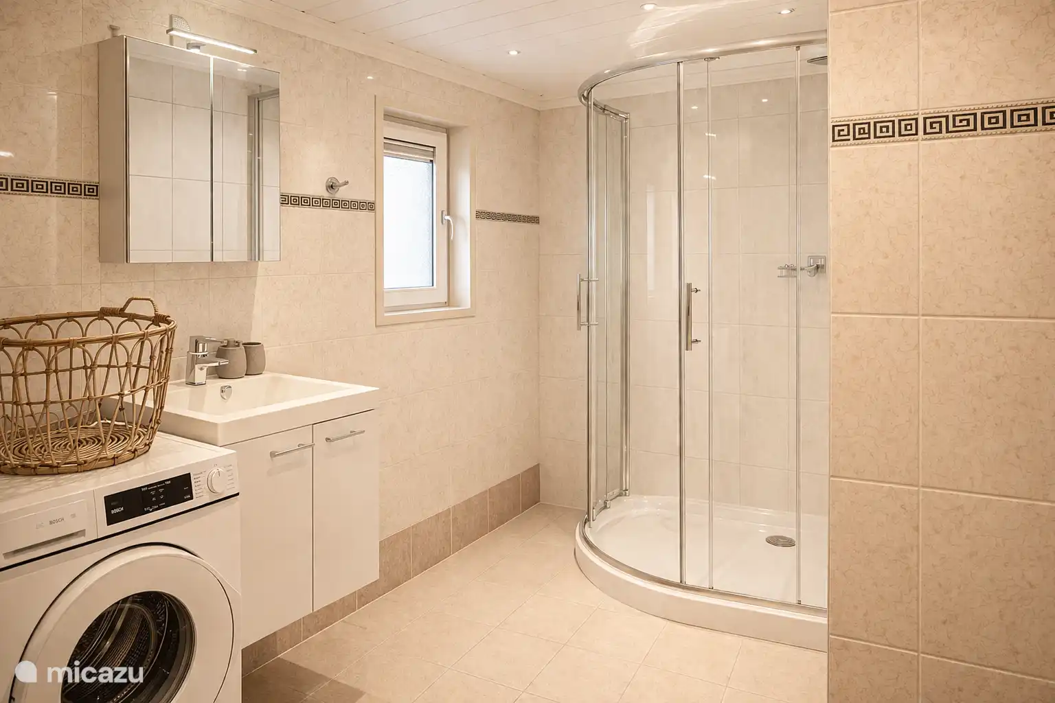 ruime badkamer met wasmachine