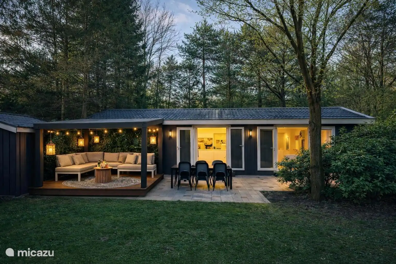 Onder de pergola een borrel