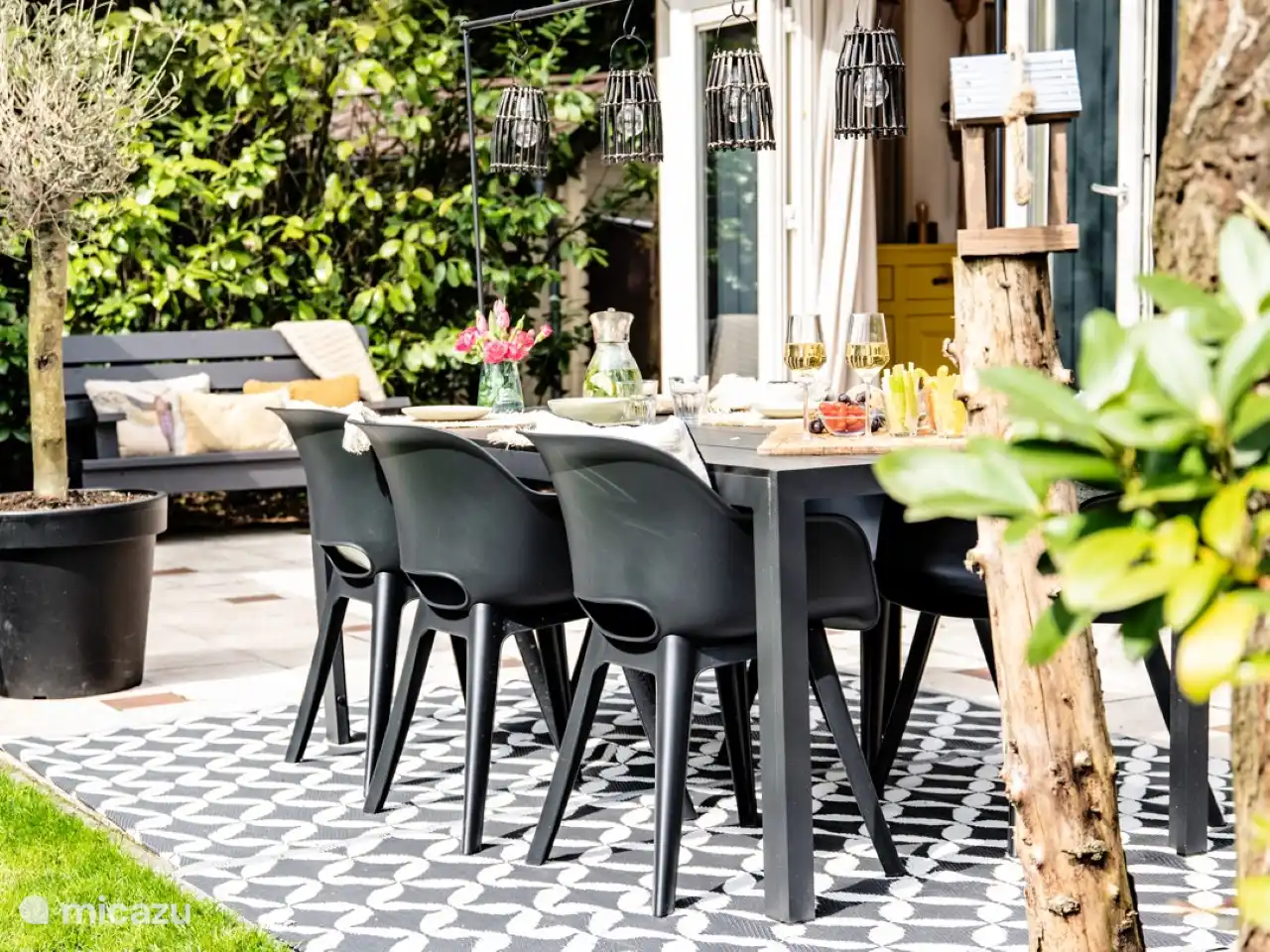 Schöne große Sonnenterrasse zwischen den Bäumen