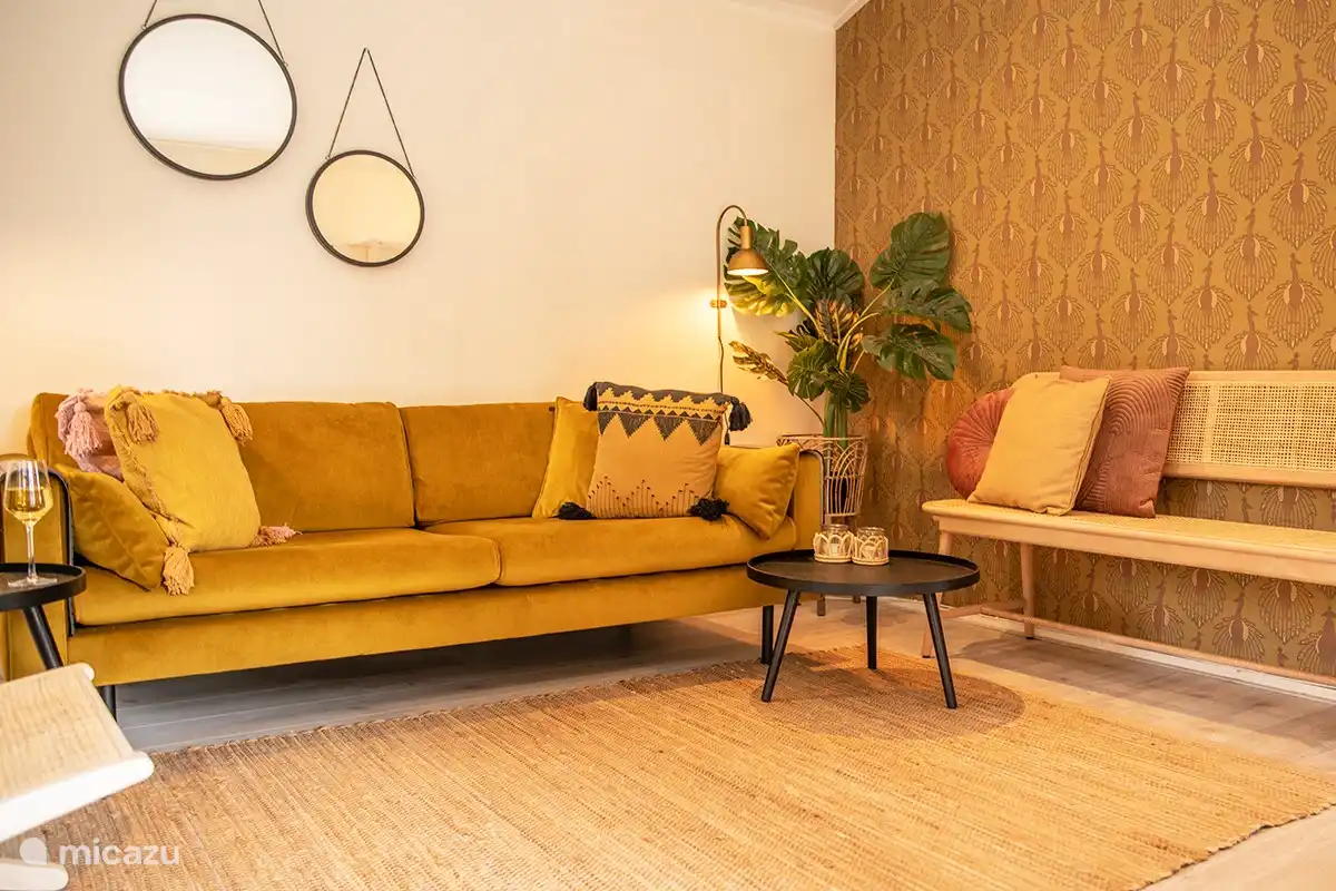 Gemütliches Wohnzimmer mit vielen Sitzgelegenheiten