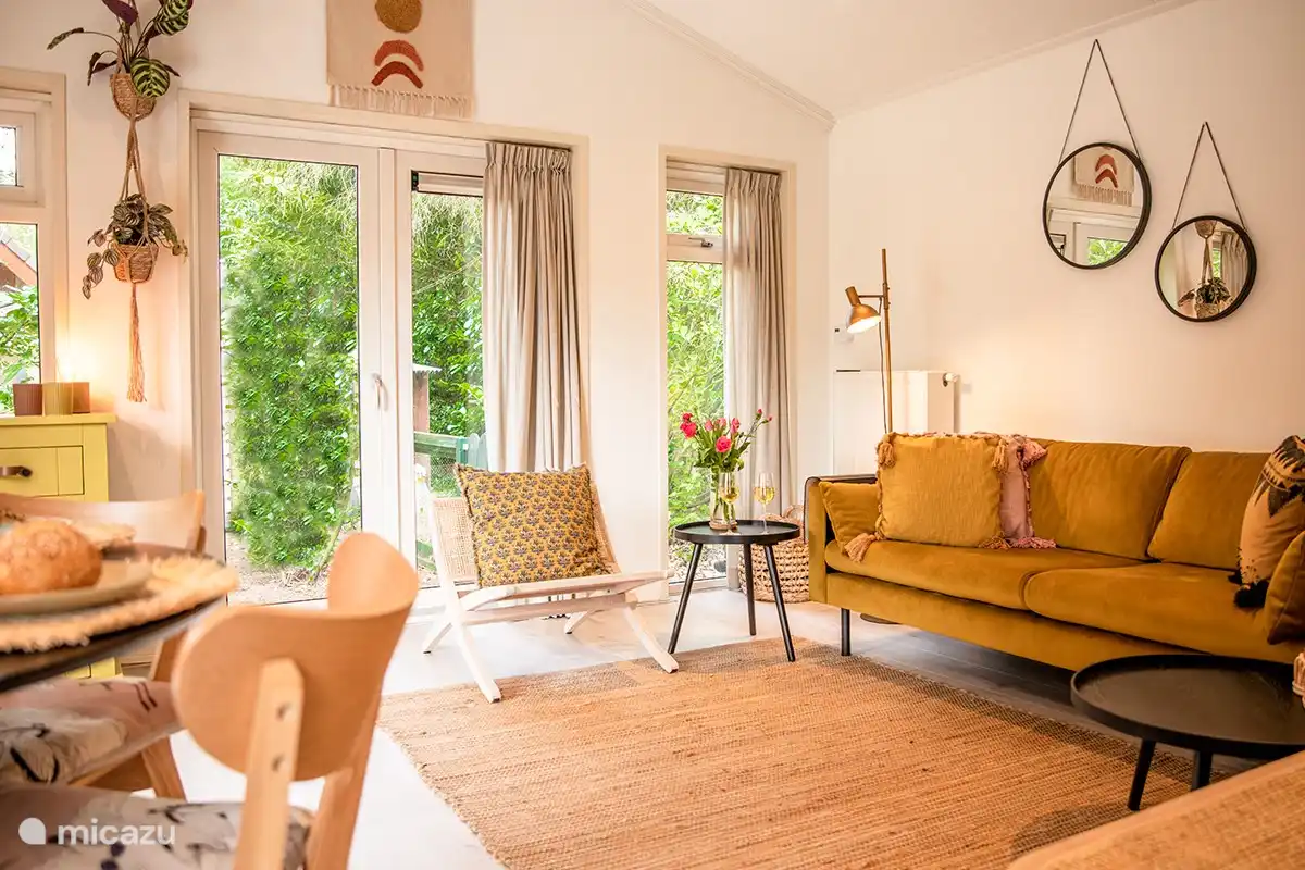 Fenstertüren an allen Seiten und viele Fenster