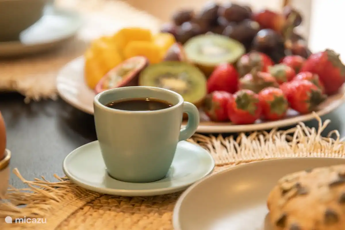 Frühstück drinnen oder draußen in der Sonne