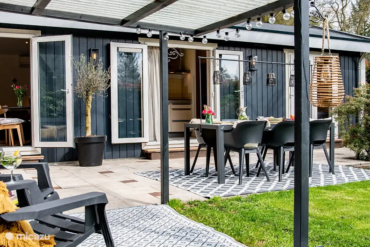 Es gibt eine überdachte Veranda 