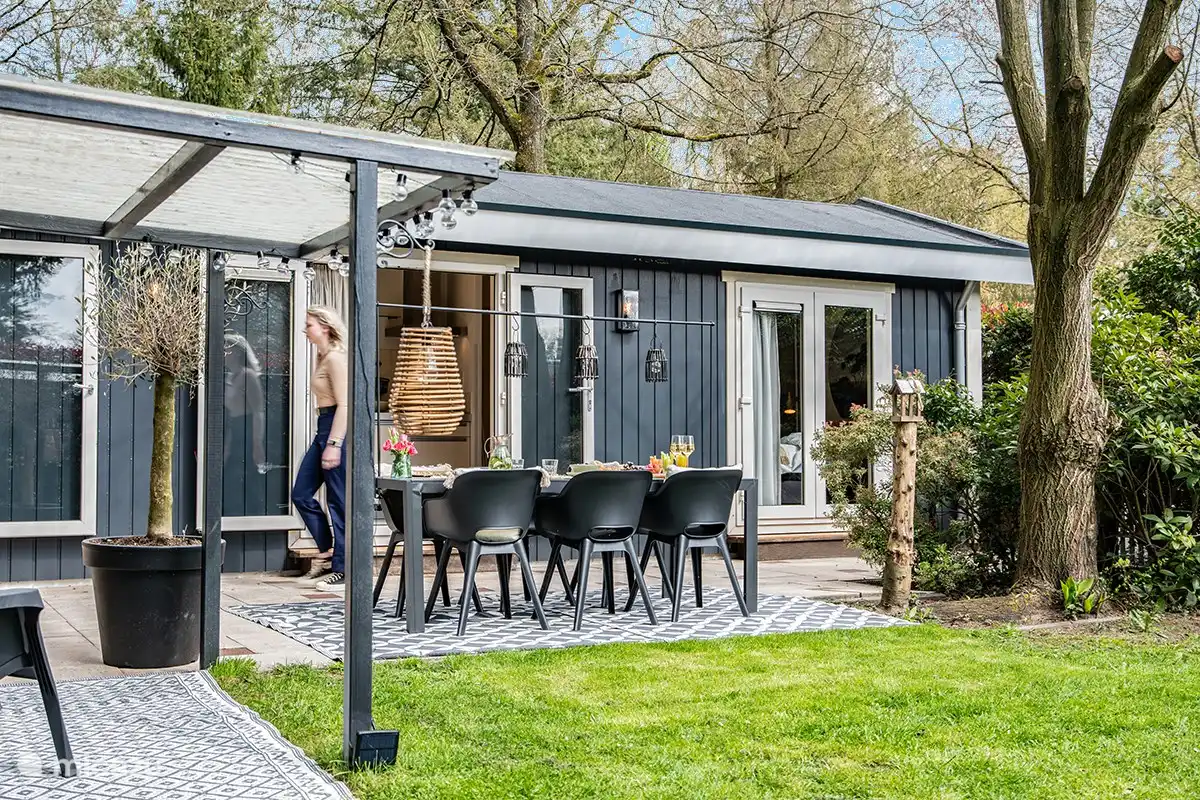 Großer Garten rundum komplett eingezäunt für den Hund!