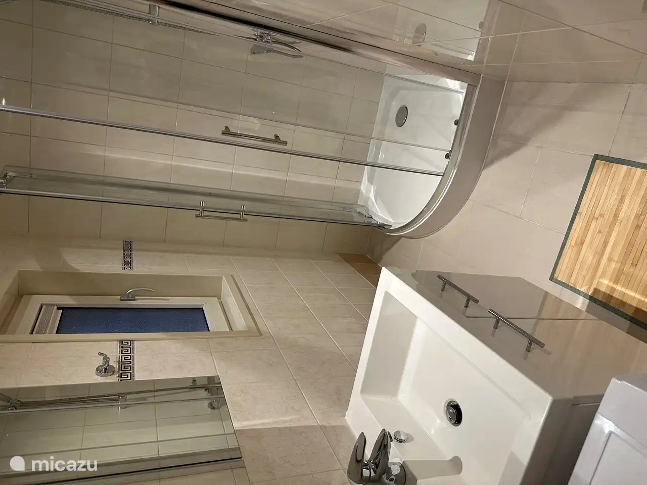 Badezimmer mit neuer Dusche, Waschbecken und Stauraum für Ihre Toilettenartikel