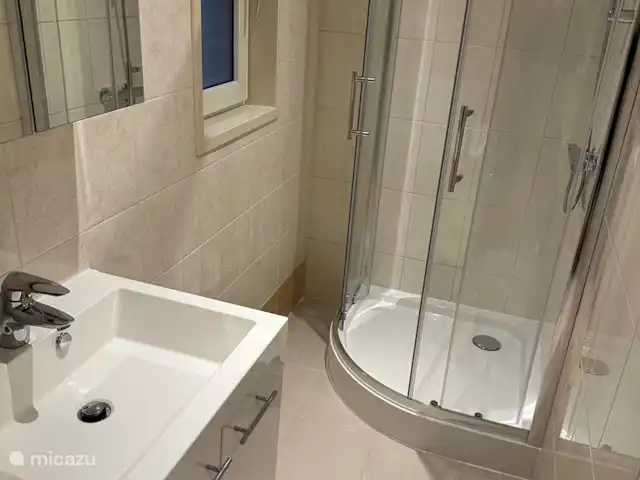 Stayatsas Tiny House Julia Veluwe!! huren in Nederland, Gelderland, Epe - tiny house Badkamer met nieuwe douche, wastafel en kastruimte voor je toiletspullen