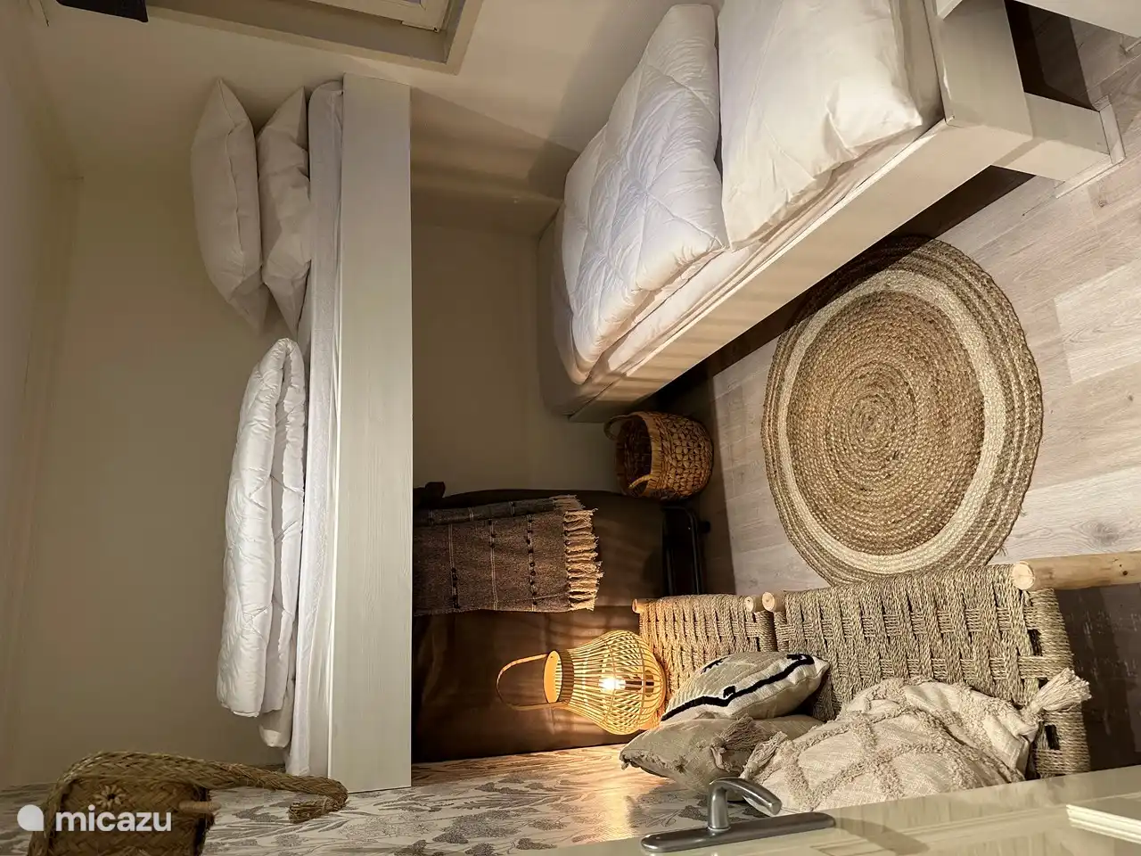 Dieses kleinere Schlafzimmer hat zwei Einzelbetten