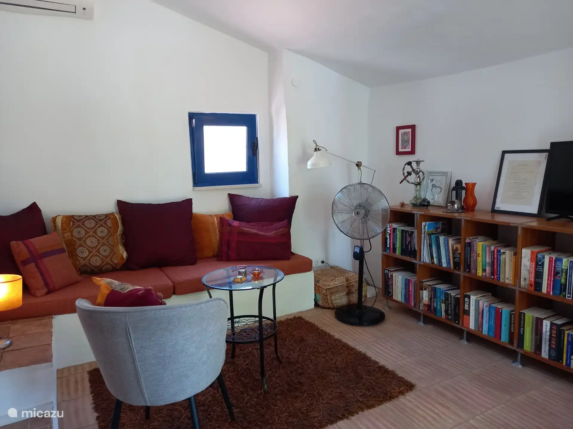 De woonkamer met comfortabele stoelen