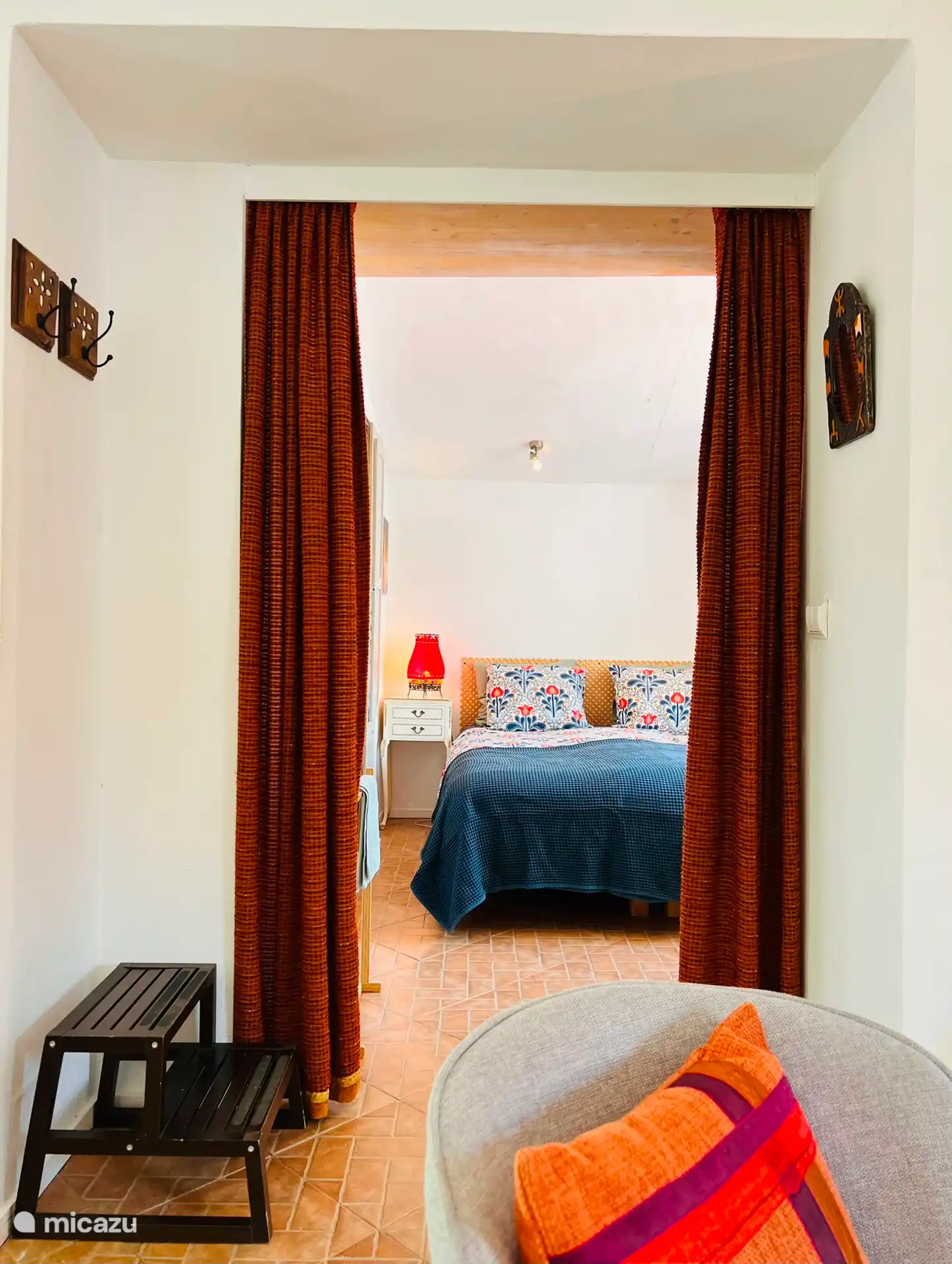 De slaapkamer grenst aan de living