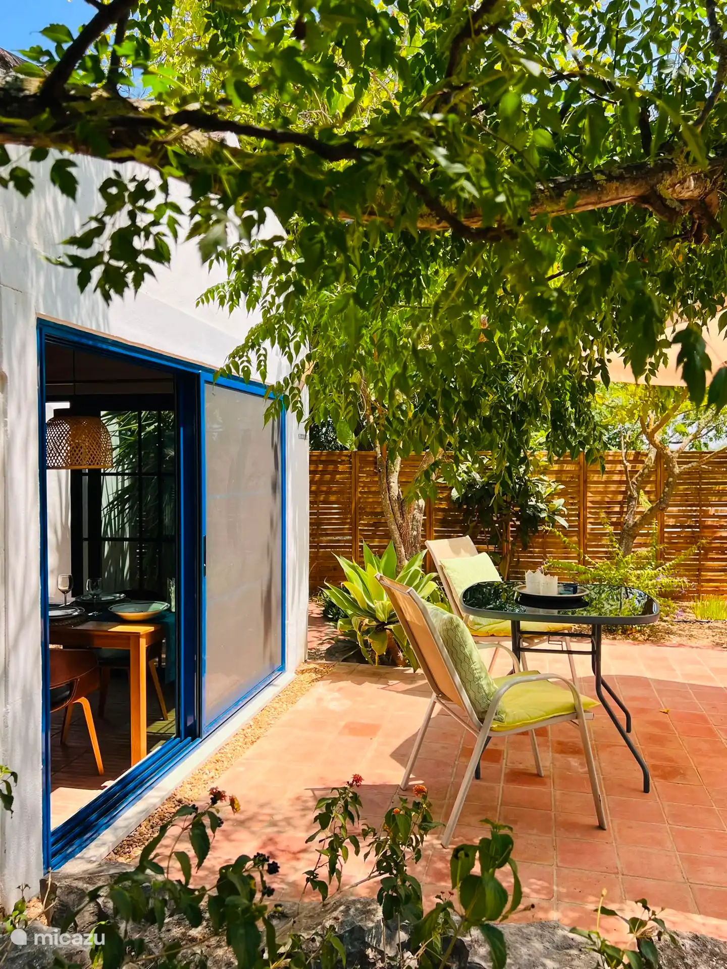 De  privé binnentuin met terras is 120 vierkante meter geroot