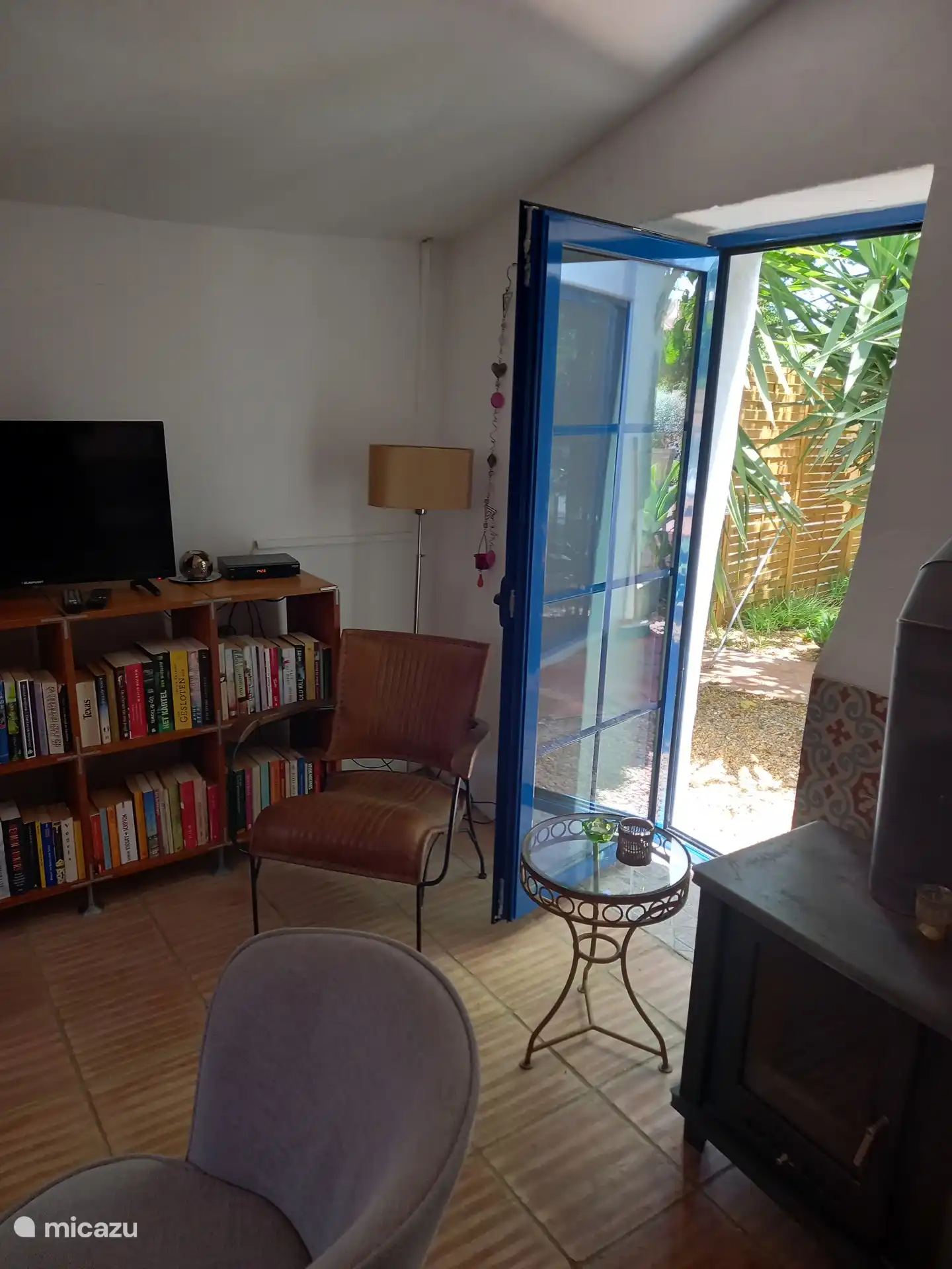 Er zijn boeken, Nederlandse TV, airco, houtkachel en glasvezelinternet