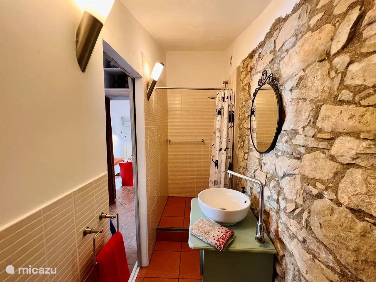 Badezimmer neben dem Schlafzimmer mit WC und ebenerdiger Dusche