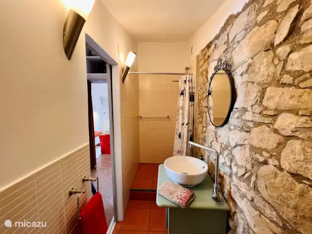 Maison des Arts | Portugal, Algarve, Moncarapacho - maison de vacances Salle de bain attenante à la chambre avec WC et douche à l’italienne