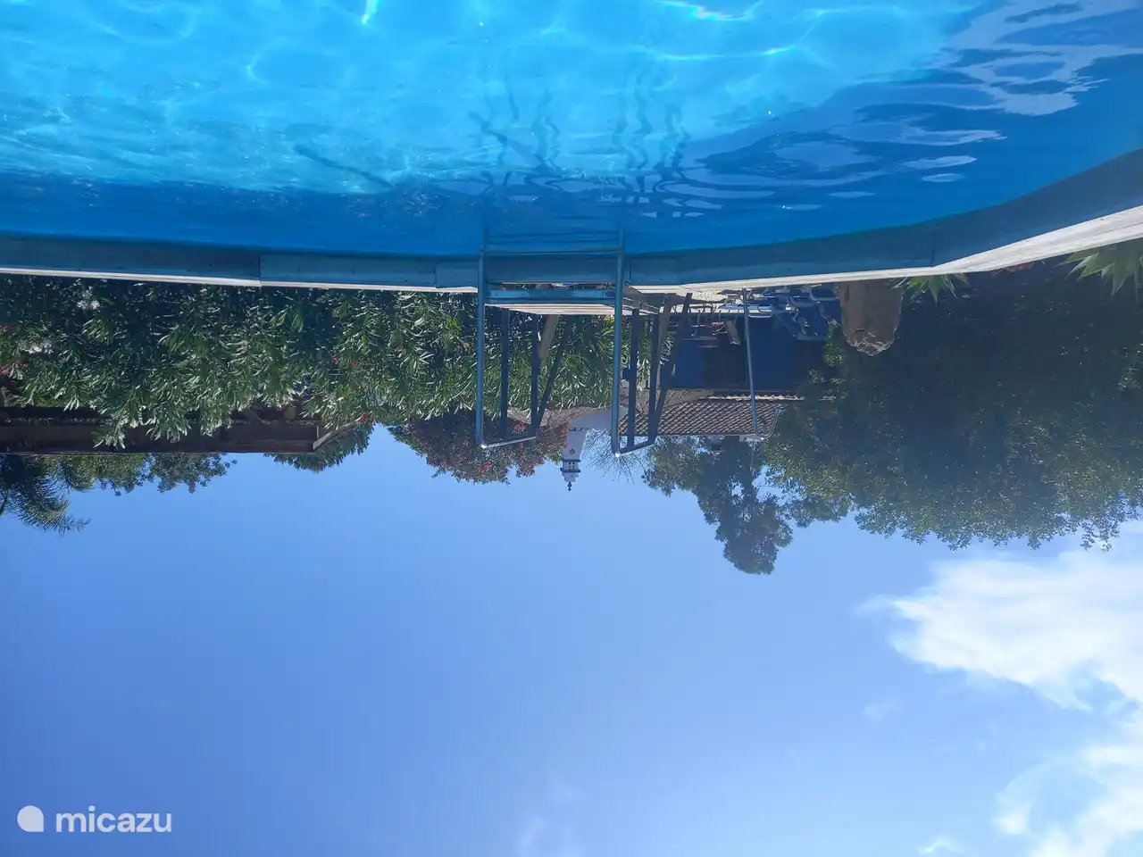 Ein geräumiger Gästepool mit einer schönen Terrasse mit einem geräumigen Grillplatz, einem Mega-Tisch und schönen Lounge-Sitzen