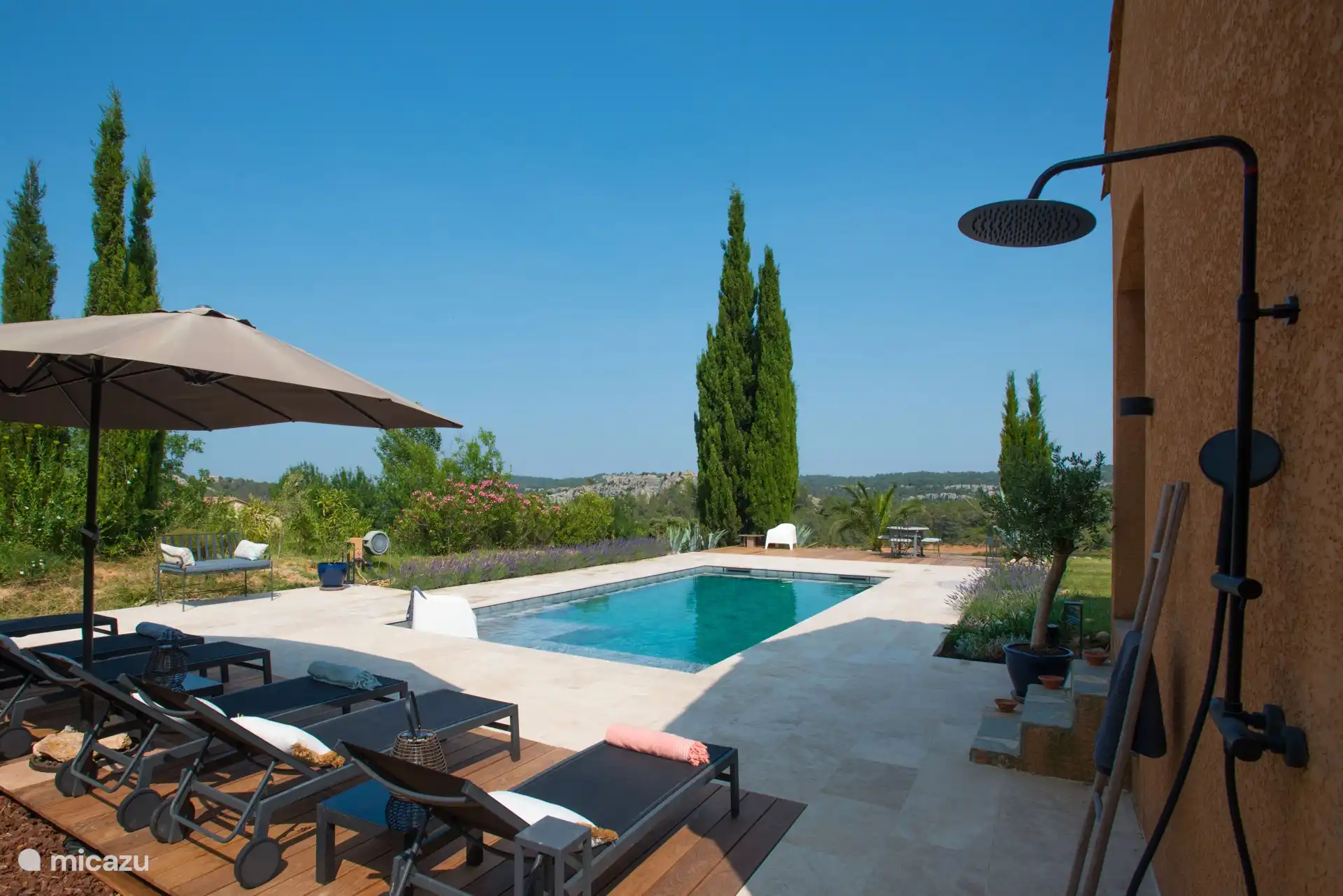 Außendusche mit warmem und kaltem Wasser