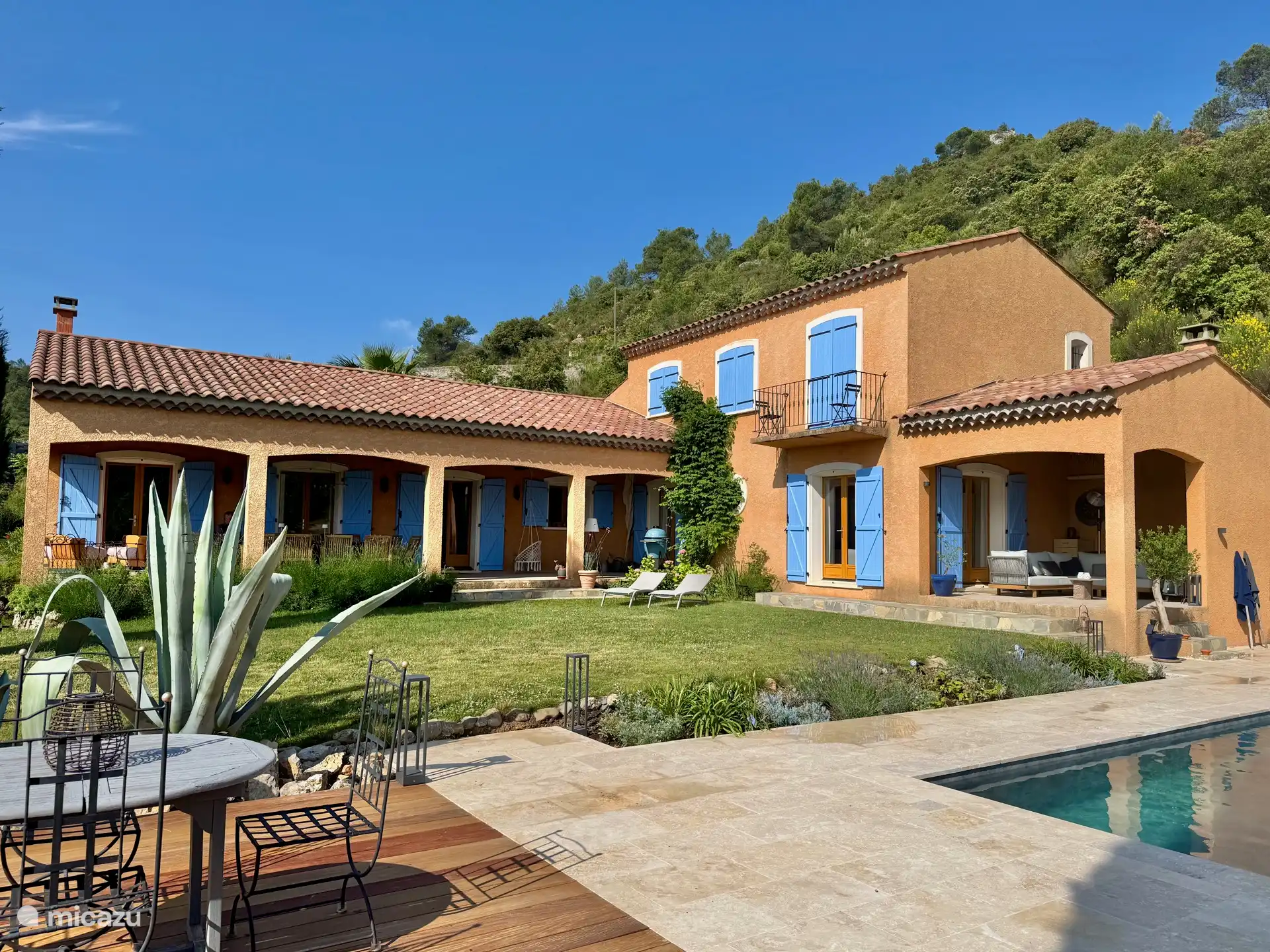 Das Haus verfügt über viele überdachte Terrassen, eine mit einem großen Esstisch und die andere mit einem Lounge-Sofa