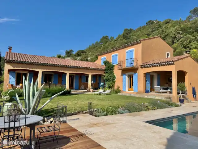 Tréville | France, Hérault, Saint-Chinian - villa La maison dispose de nombreuses terrasses couvertes, l’une avec une grande table à manger et l’autre avec un canapé de salon