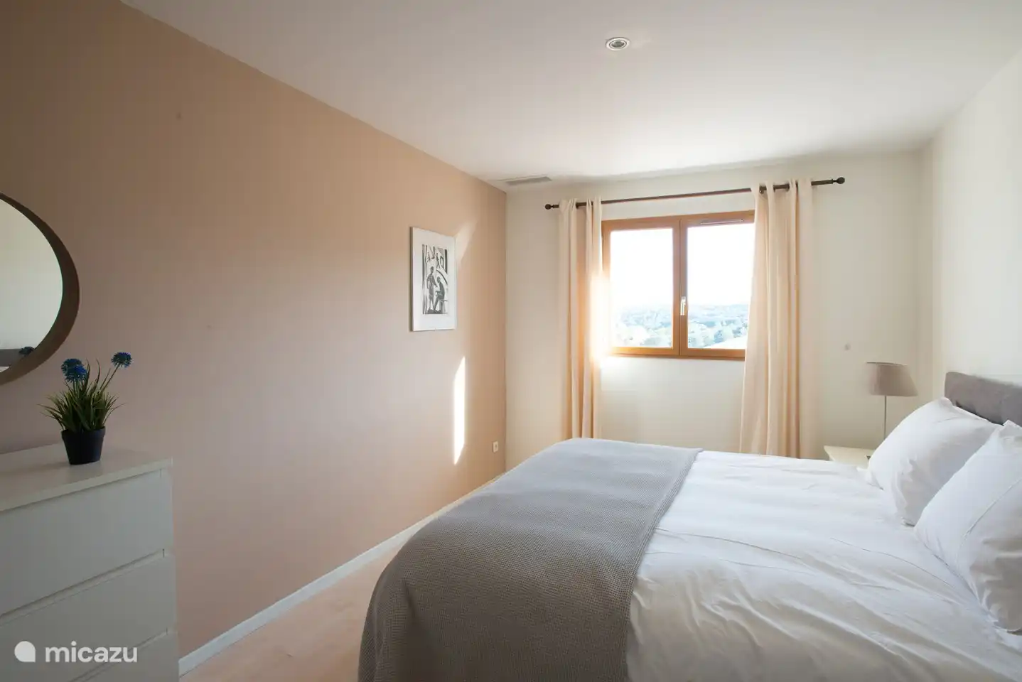 das 5. Schlafzimmer, mit großem Bett, kann in 2 x 1 Pers. aufgeteilt werden. Bett