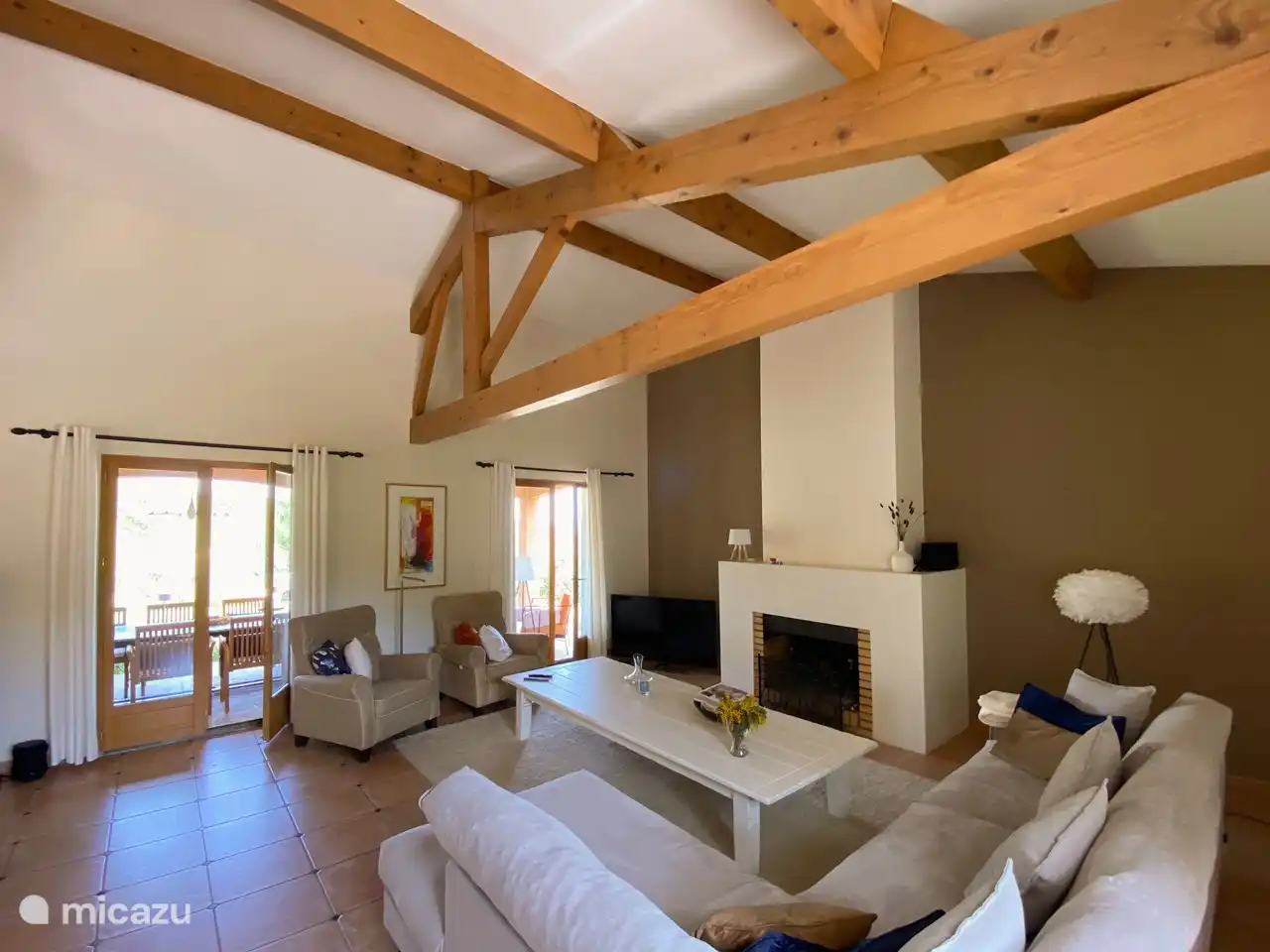 Gigantischer Smart-TV mit Chromecast und es gibt auch Bluetooth-Soundboxen