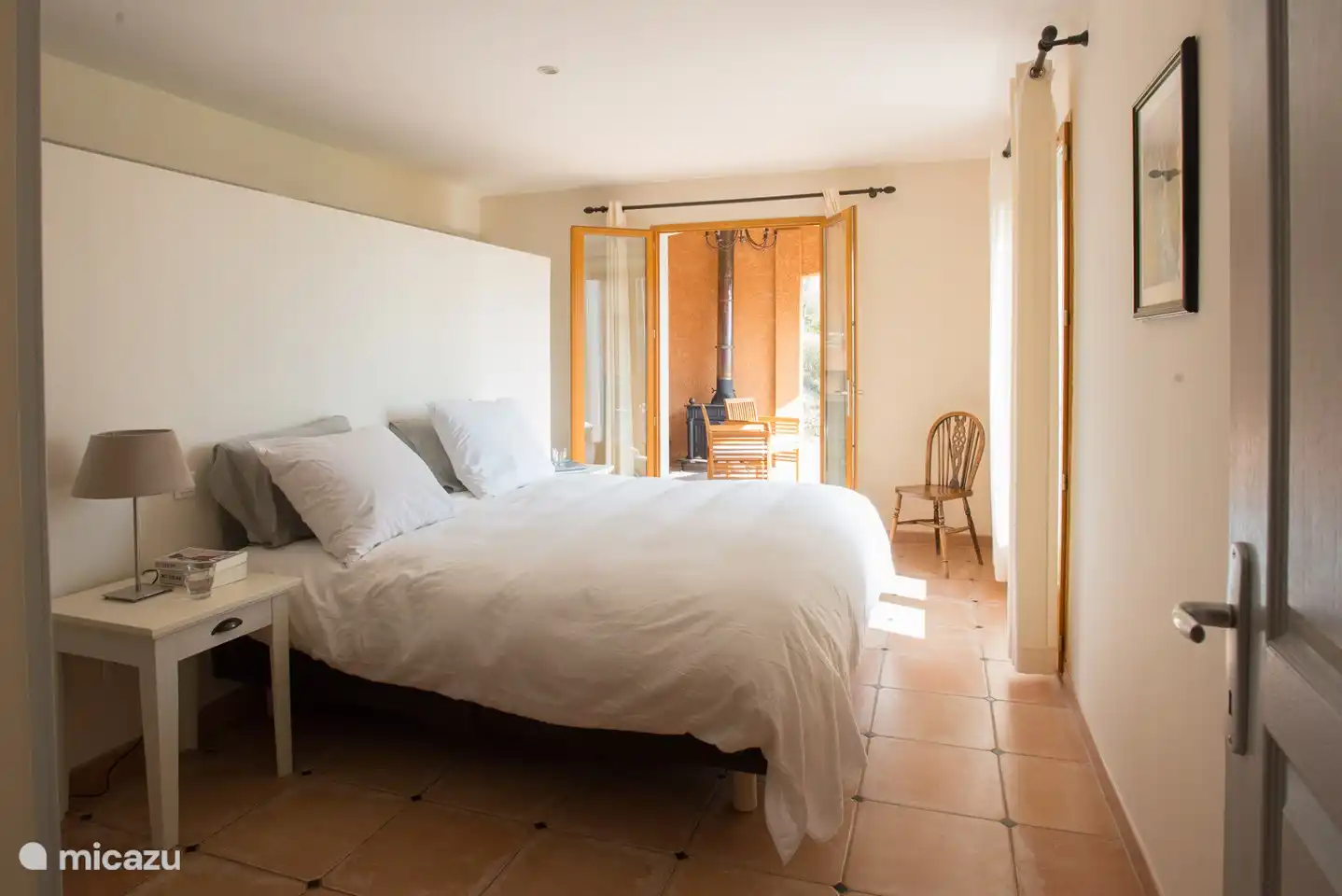 Hauptschlafzimmer mit Flügeltüren zum Garten und zur überdachten Terrasse. En-suite Badezimmer und Toilette.