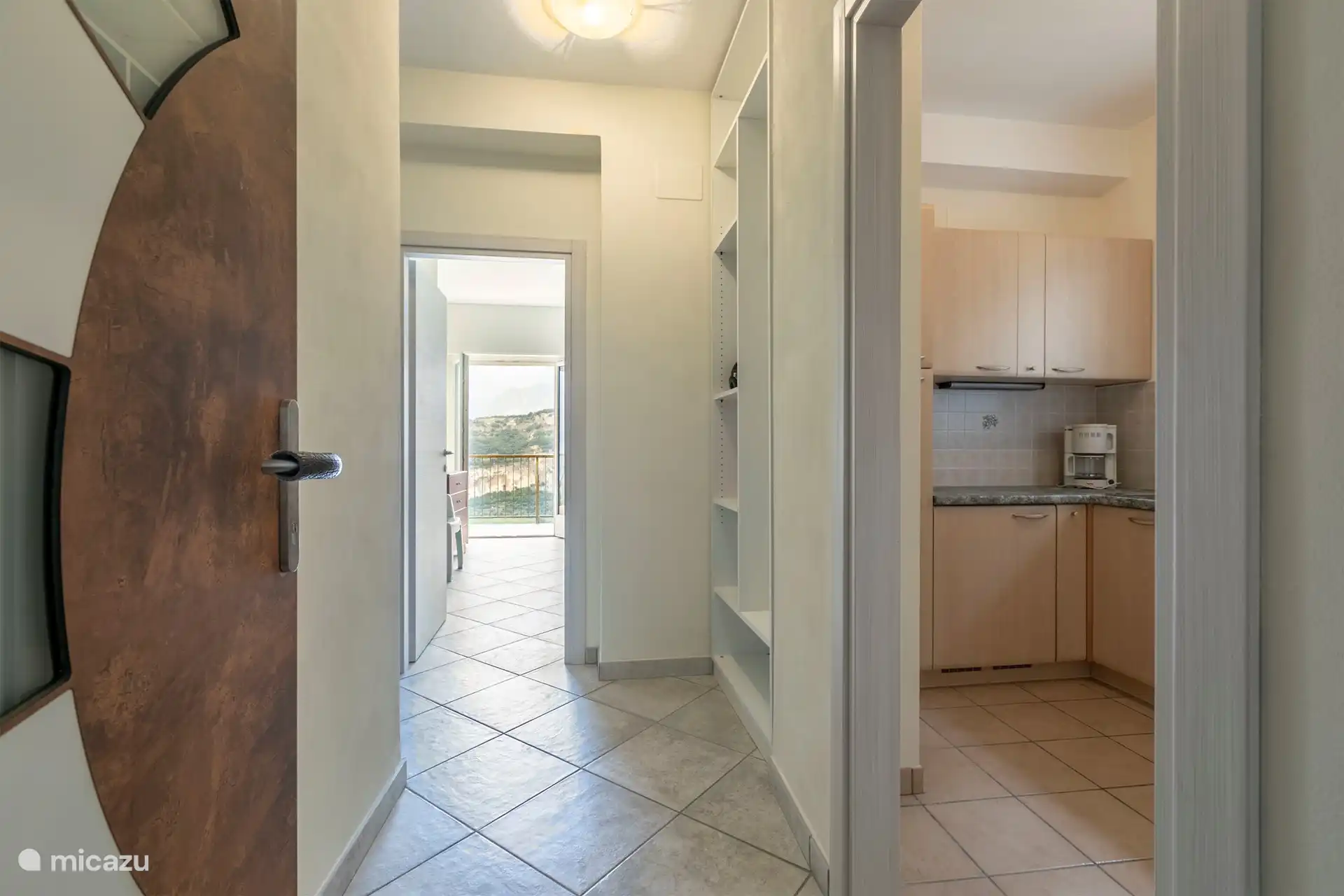 Entrée et passage de l'appartement.