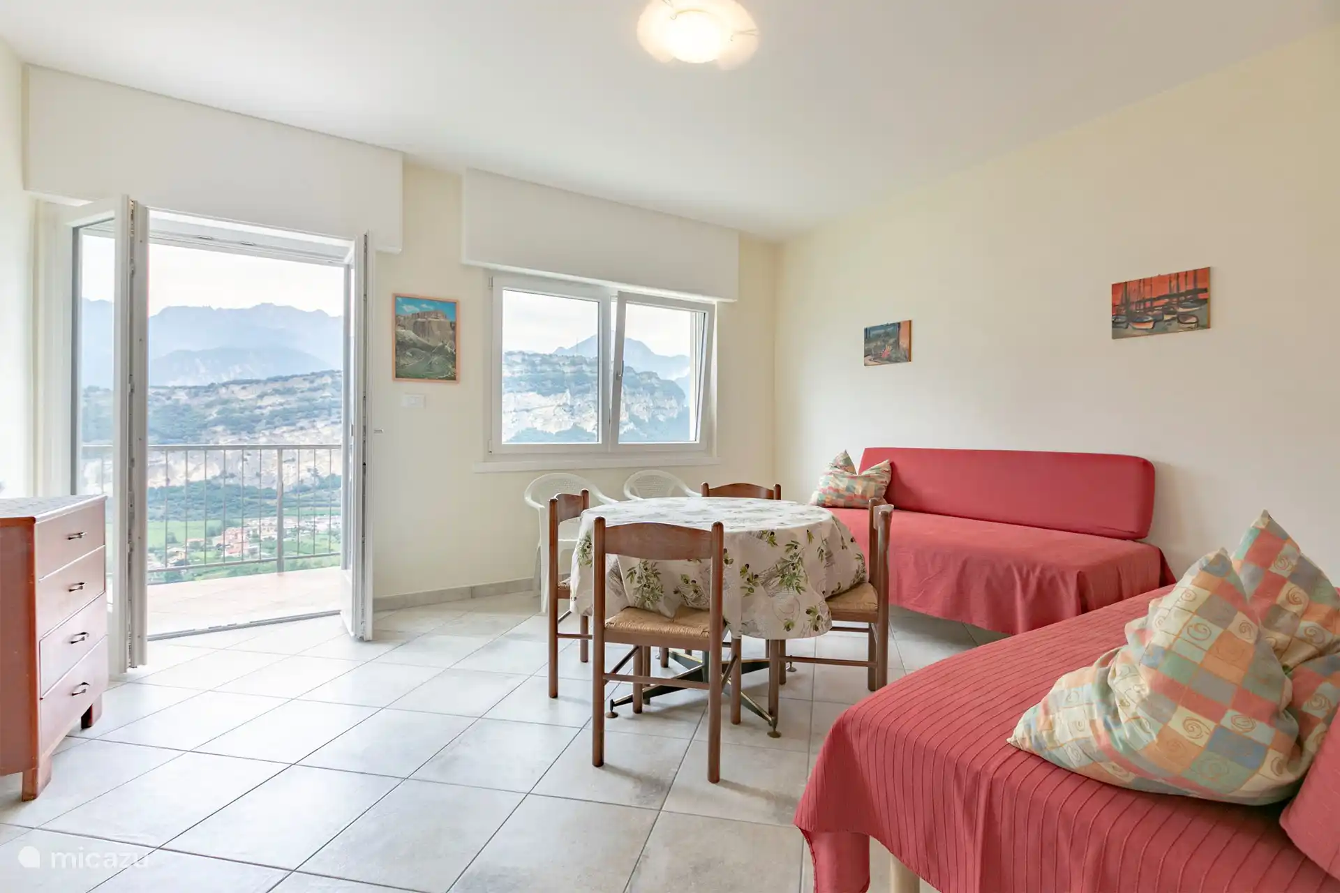 Séjour avec deux lits simples. 0,8 mx 2 m