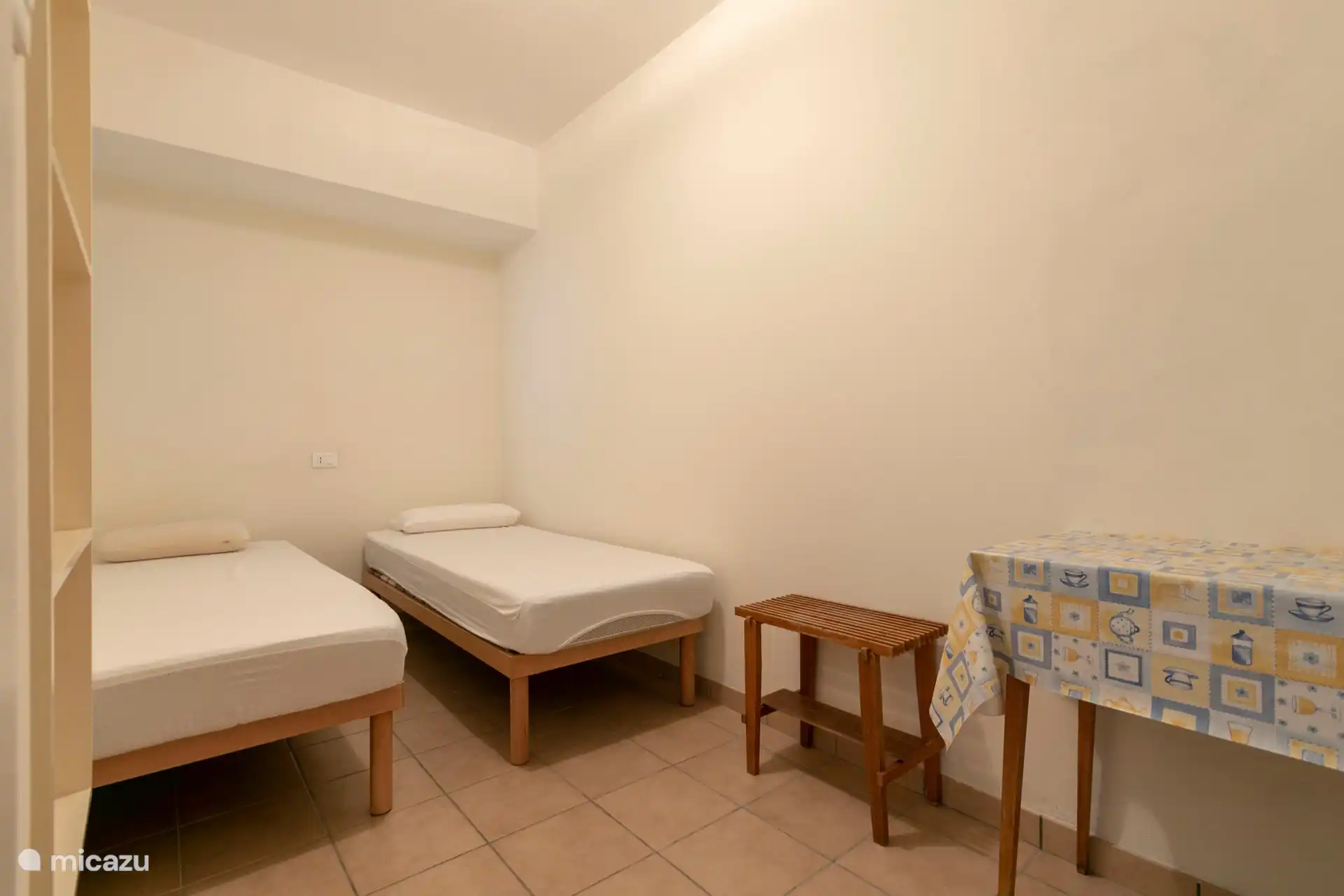 Chambre avec deux lits. 0,80 m X 2 mètres.