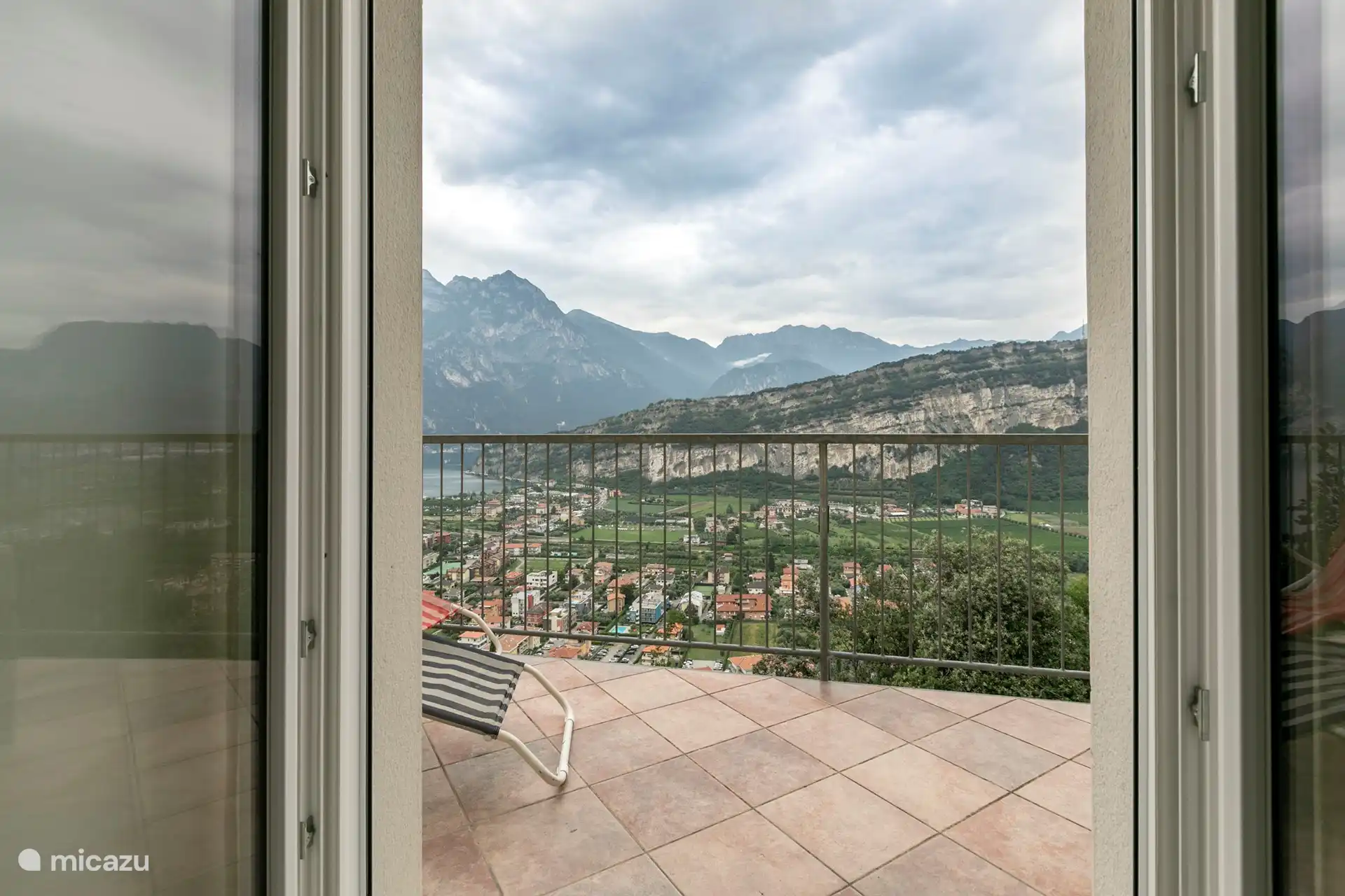 Vue de l'intérieur sur la terrasse et ses environs.