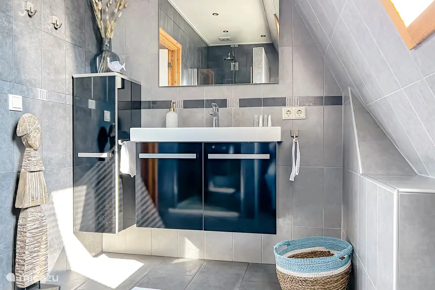 La salle de bain au premier étage avec douche et WC.