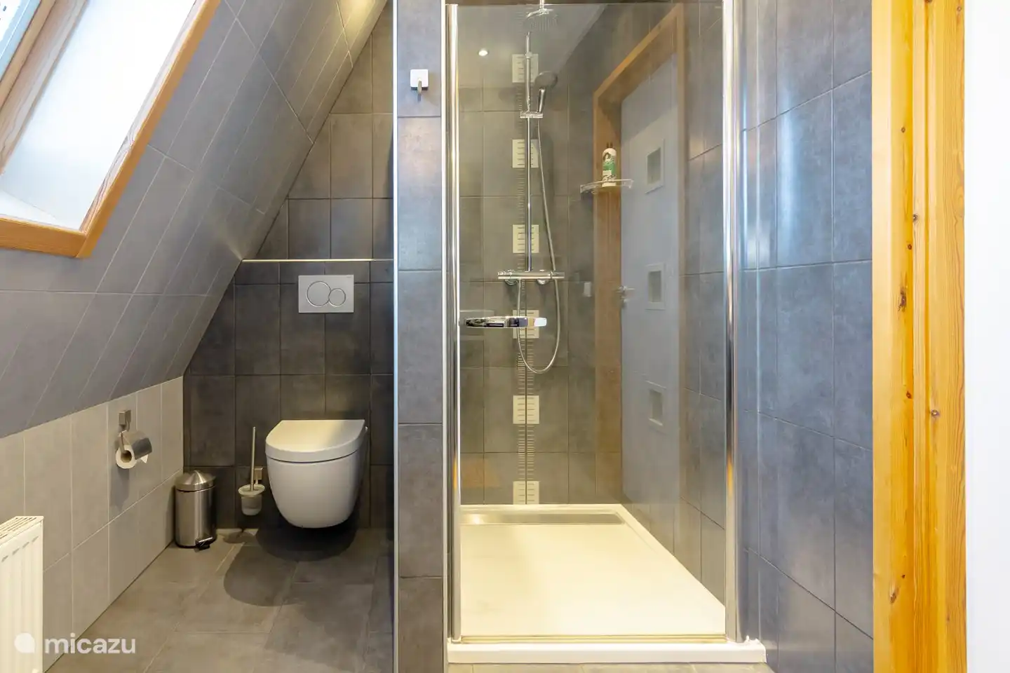 La salle de bain avec WC et douche et double vasque au premier étage