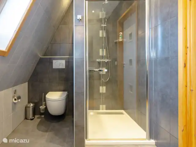 Maison du lac Hollande | Pays-Bas, Groningue, Kropswolde - maison de vacances La salle de bain avec WC et douche et double vasque au premier étage