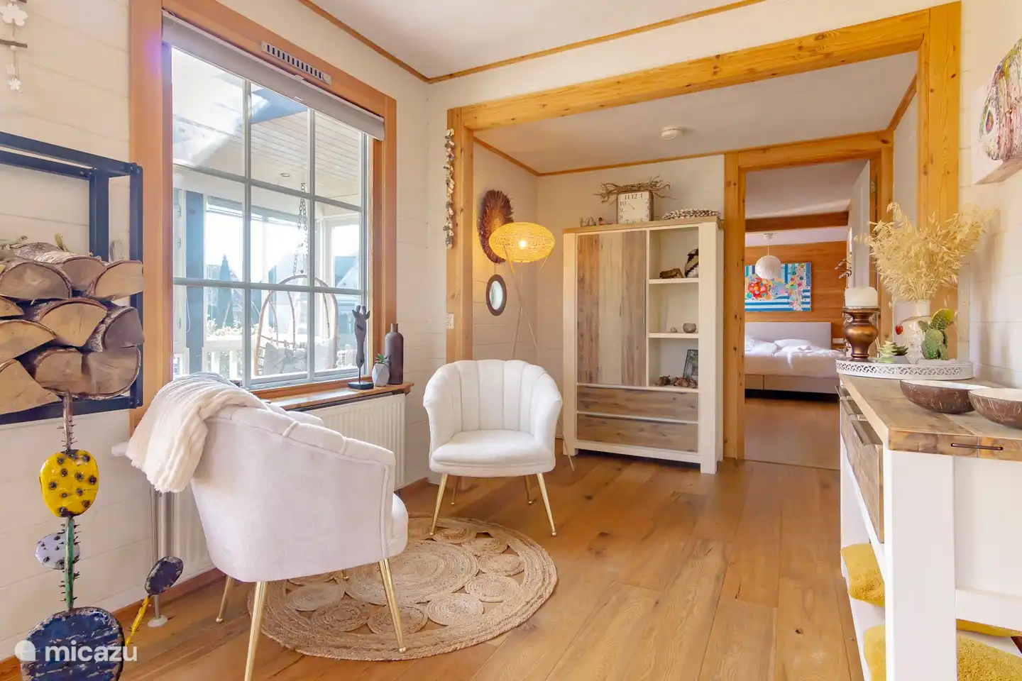 Depuis le salon, vous pouvez marcher directement sur la véranda et dans le jardin et à travers la partie que vous voyez sur cette photo, vous entrez dans la chambre au rez-de-chaussée où vous accédez à la terrasse avec les chaises Ibiza.