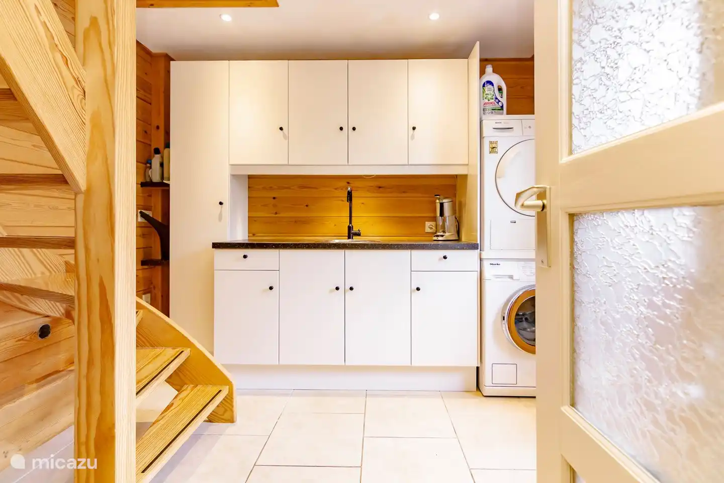 Le garde-manger et les escaliers vers le haut