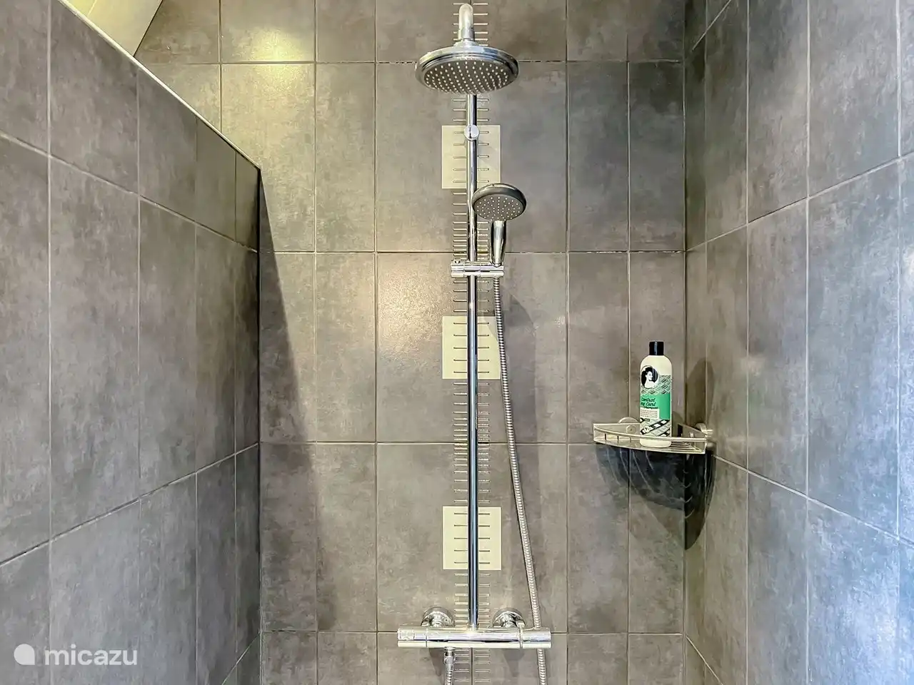 La douche de la salle de bain au premier étage.