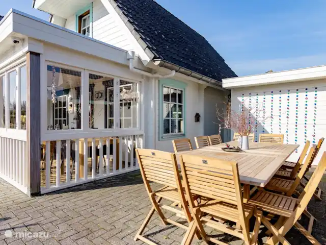 Maison du lac Hollande | Pays-Bas, Groningue, Kropswolde - maison de vacances La table de jardin avec des chaises à côté de la véranda sur l'eau.