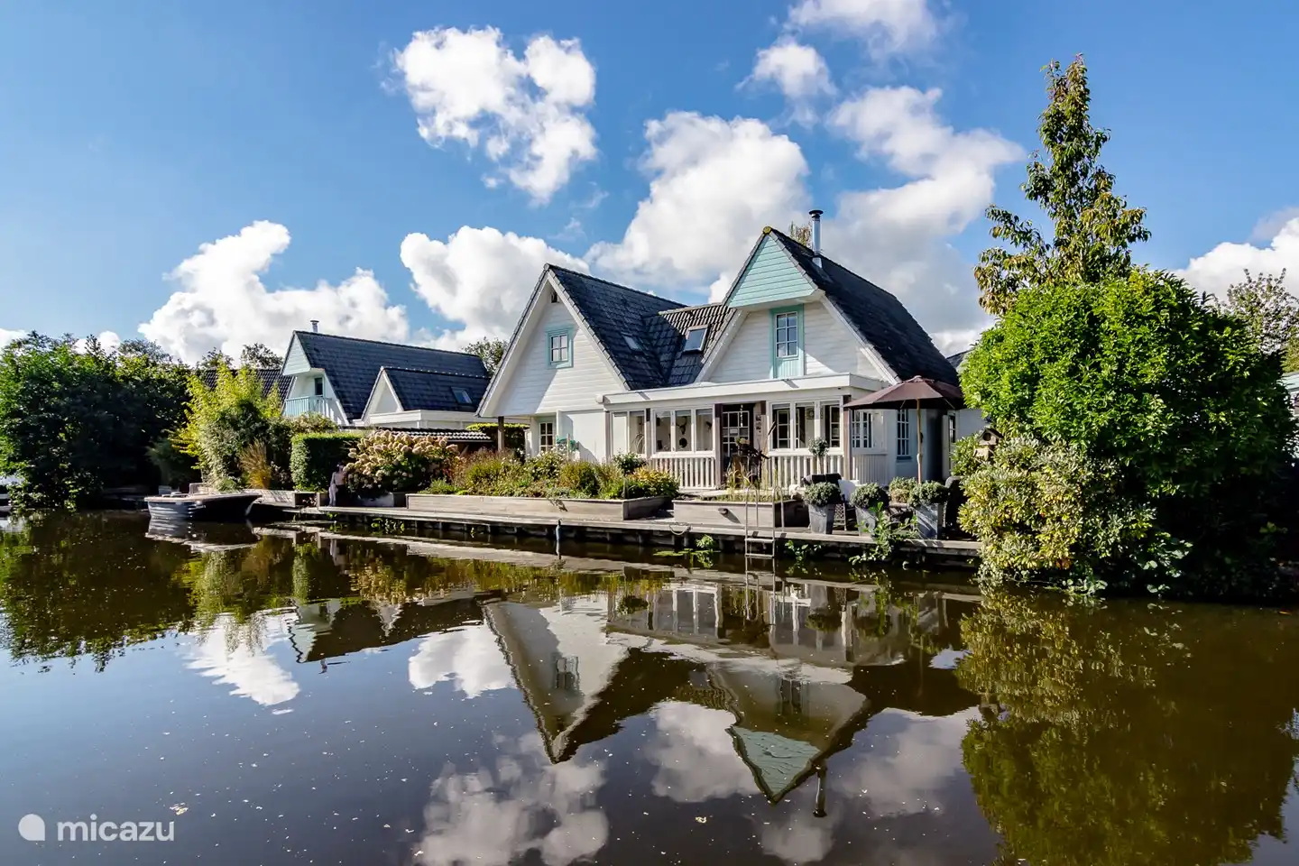 C'est l'arrière de Lakehouse Holland. Ici, vous pouvez clairement voir que la maison est juste au bord de l'eau. Vous pouvez sauter dans l'eau depuis la jetée. Il y a aussi une échelle de bain si vous préférez.