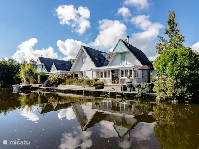 Maison du lac Hollande | Pays-Bas, Groningue, Kropswolde - maison de vacances C'est l'arrière de Lakehouse Holland. Ici, vous pouvez clairement voir que la maison est juste au bord de l'eau. Vous pouvez sauter dans l'eau depuis la jetée. Il y a aussi une échelle de bain si vous préférez.
