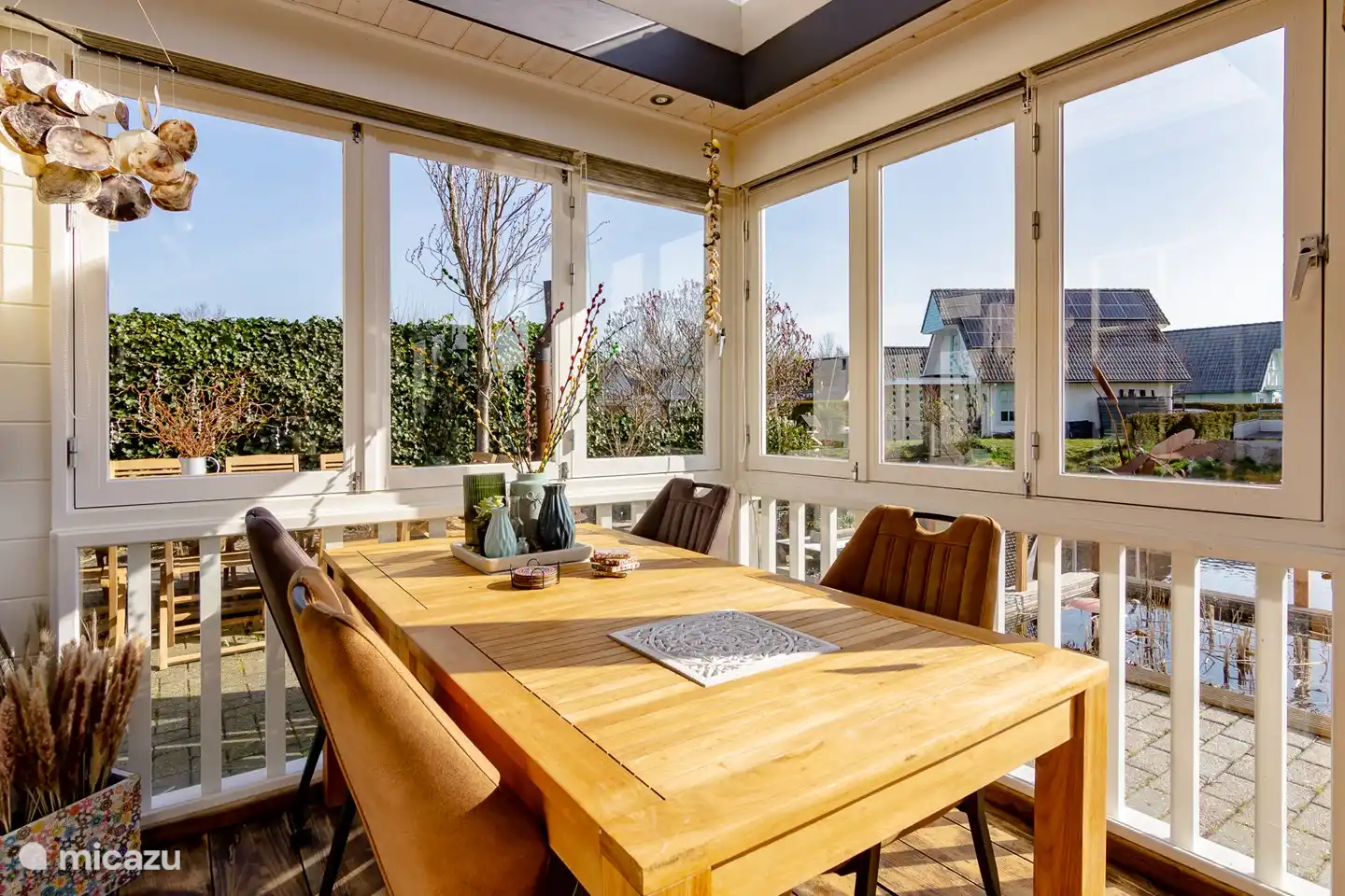 Ce coin salon est situé sur la véranda à côté d'un coin salon.