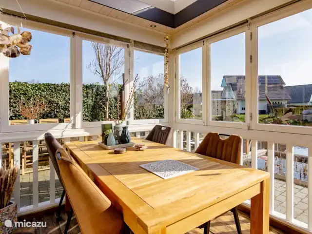 Maison du lac Hollande | Pays-Bas, Groningue, Kropswolde - maison de vacances Ce coin salon est situé sur la véranda à côté d'un coin salon.