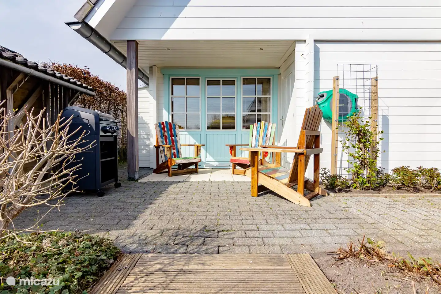 Ces jolies chaises Ibiza sont sur la terrasse adjacente à la chambre au rez-de-chaussée.