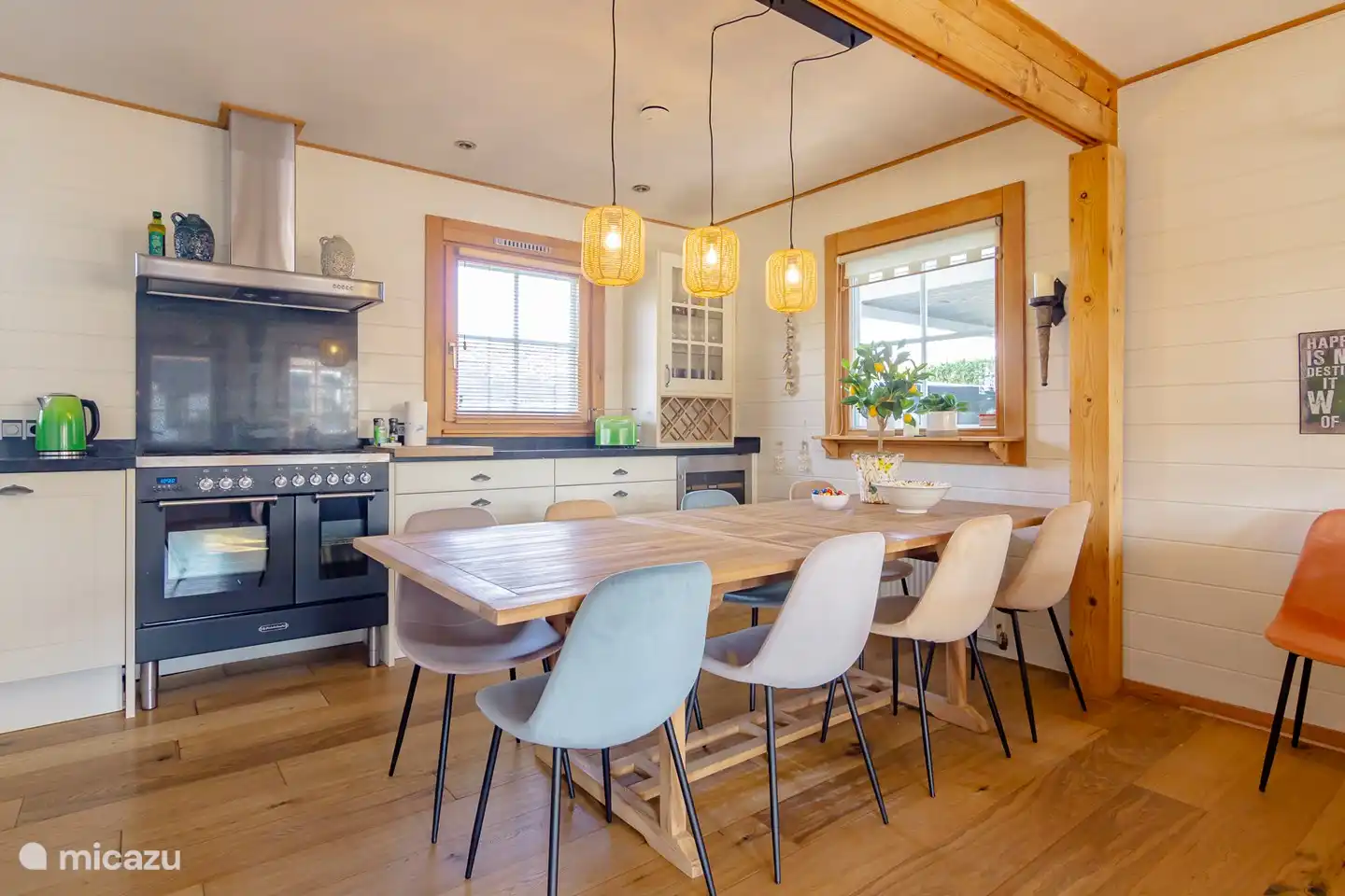 La table à manger et la cuisine ouverte