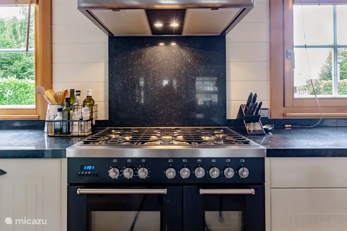 La cuisine ouverte est entièrement équipée. Vous ne manquerez vraiment de rien.