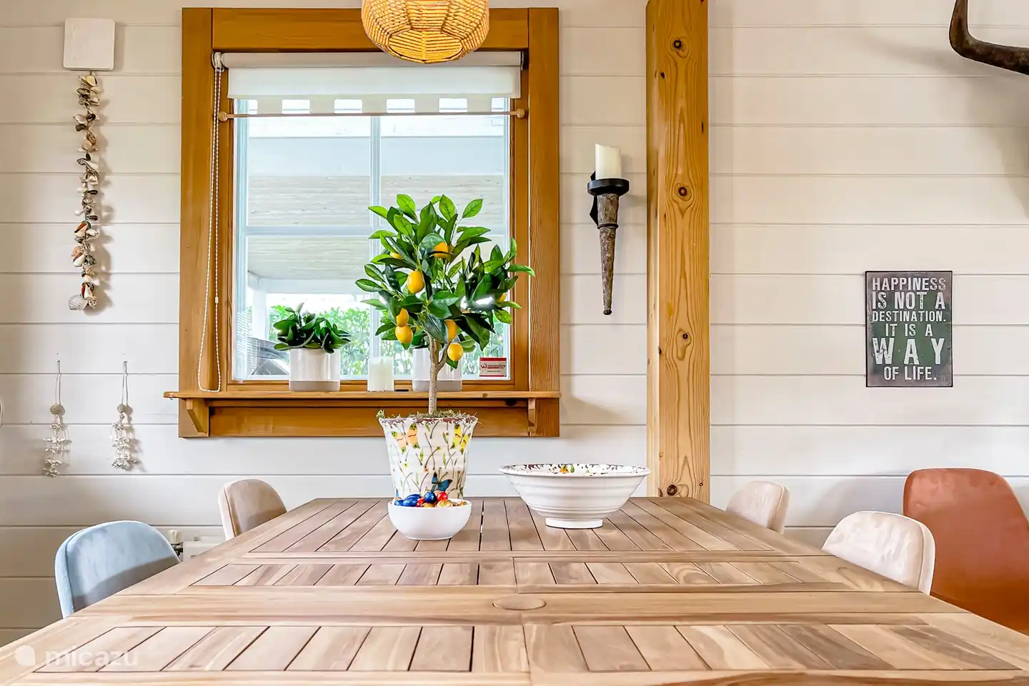 Profitez longuement de la grande table à manger de la cuisine.