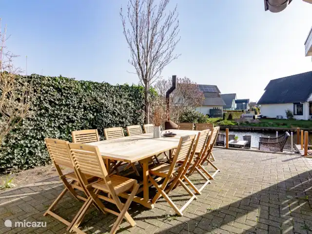 Maison du lac Hollande | Pays-Bas, Groningue, Kropswolde - maison de vacances Dans le jardin, il y a une très grande table extérieure où 12 personnes peuvent manger. C'est sur la terrasse sur l'eau à côté de la véranda.