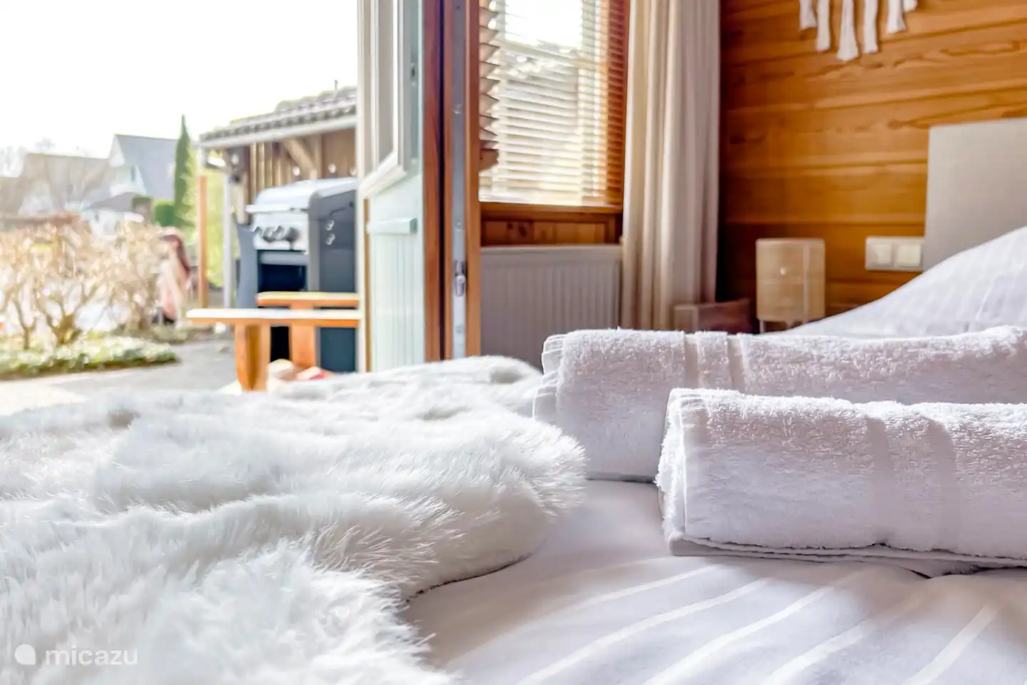 Au rez-de-chaussée il y a une chambre double avec une salle de bain attenante et une porte-fenêtre donnant sur la terrasse avec trois belles chaises Ibiza. Cette chambre est si spacieuse que le lit bébé existant peut être placé ici.