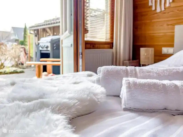 Maison du lac Hollande | Pays-Bas, Groningue, Kropswolde - maison de vacances Au rez-de-chaussée il y a une chambre double avec une salle de bain attenante et une porte-fenêtre donnant sur la terrasse avec trois belles chaises Ibiza. Cette chambre est si spacieuse que le lit bébé existant peut être placé ici.