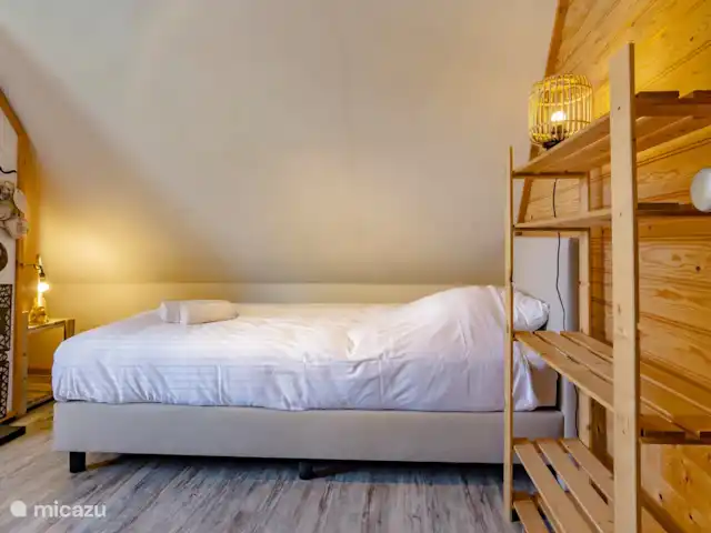 Maison du lac Hollande | Pays-Bas, Groningue, Kropswolde - maison de vacances Ce lit se trouve avec un autre lit dans une chambre au premier étage.