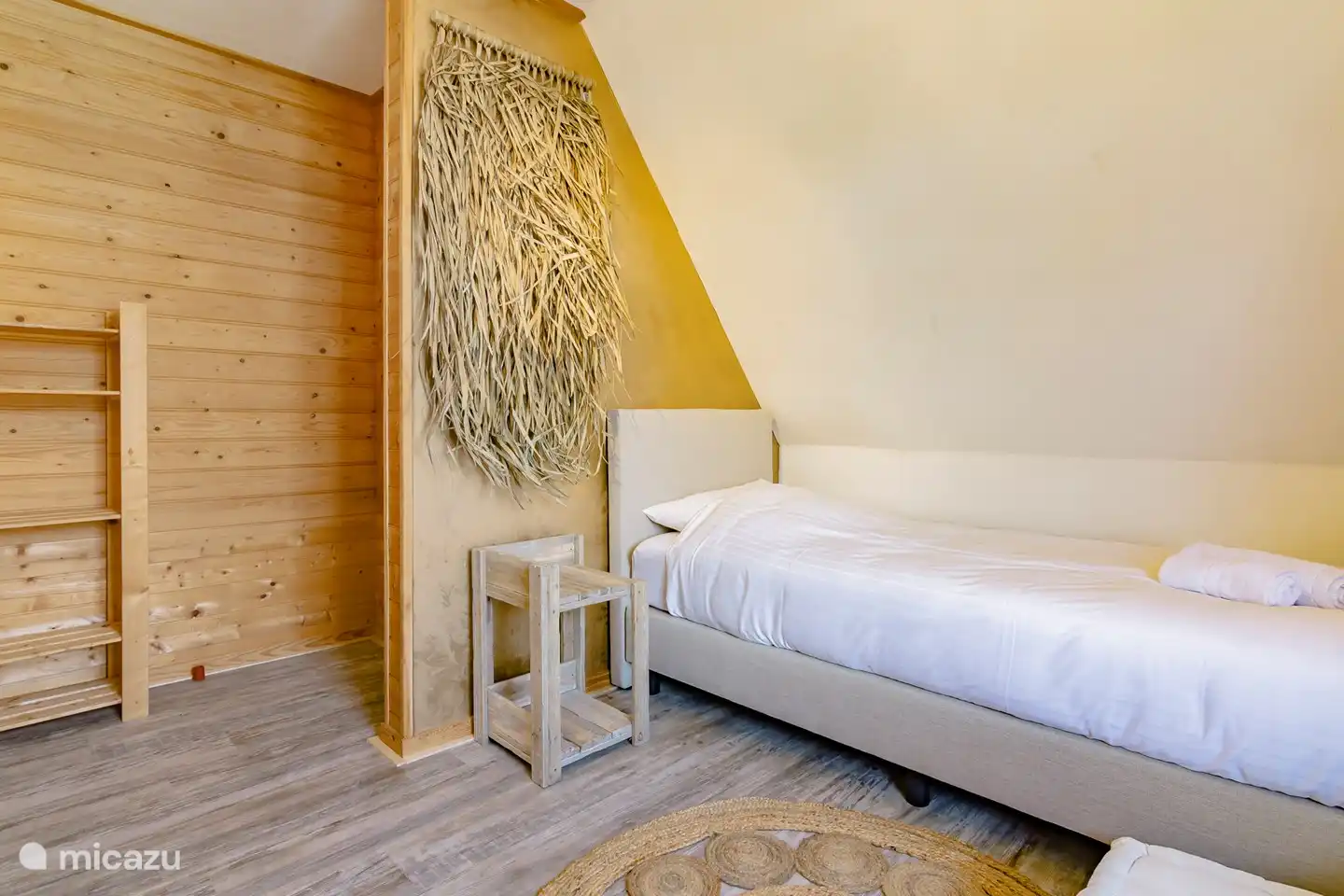 Cette chambre dispose de 2 lits de 90 x 210 et cette chambre est au premier étage et possède un balcon à la française.