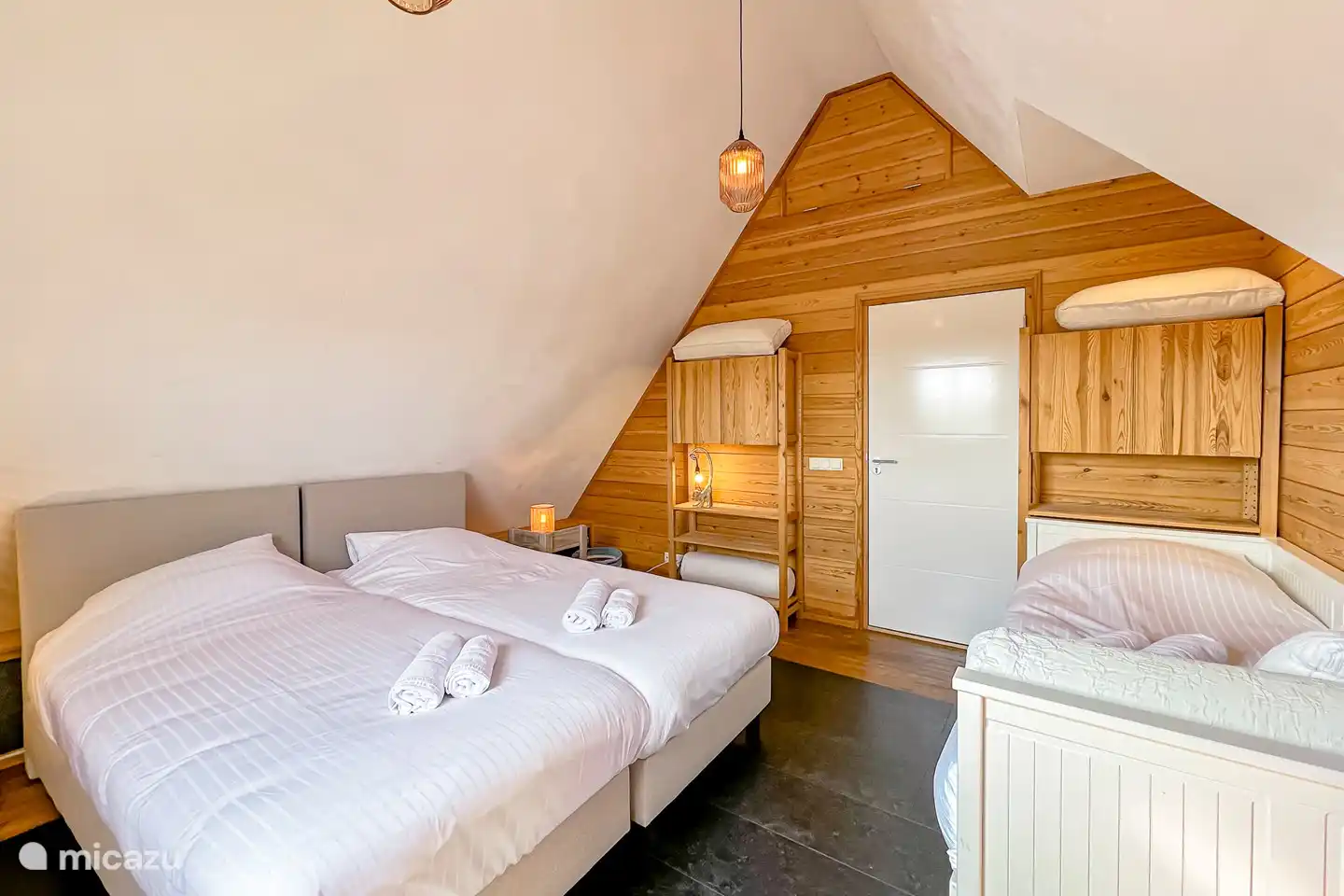 Au 1er étage, 1 des 4 chambres est adaptée pour 3 personnes.