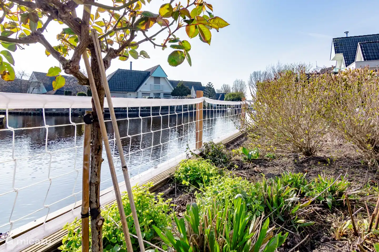 Le jardin est sur l'eau, mais le bord est garni d'un filet et de deux portails.